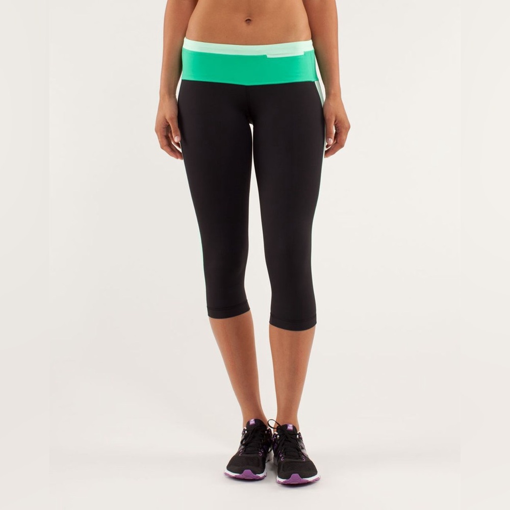 Lululemon Run: Proceed With Speed Crop
Black / Fresh Teal / Very Green